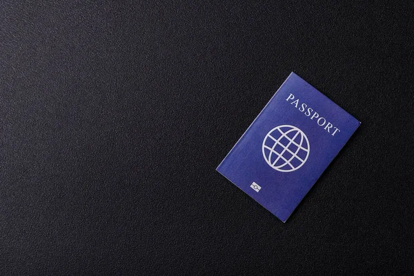 Yurtdışına seyahat, seyahat ve seyahatler için yabancı vizeli bir pasaport. Tasarımınız için uluslararası bir pasaport