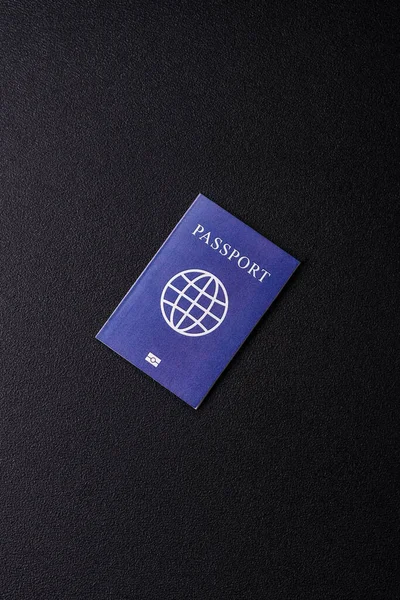 Yurtdışına seyahat, seyahat ve seyahatler için yabancı vizeli bir pasaport. Tasarımınız için uluslararası bir pasaport