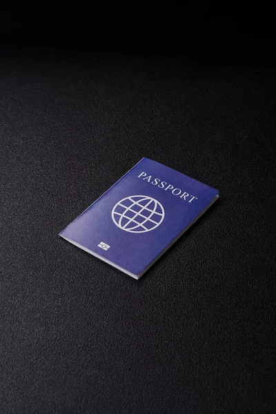 Yurtdışına seyahat, seyahat ve seyahatler için yabancı vizeli bir pasaport. Tasarımınız için uluslararası bir pasaport