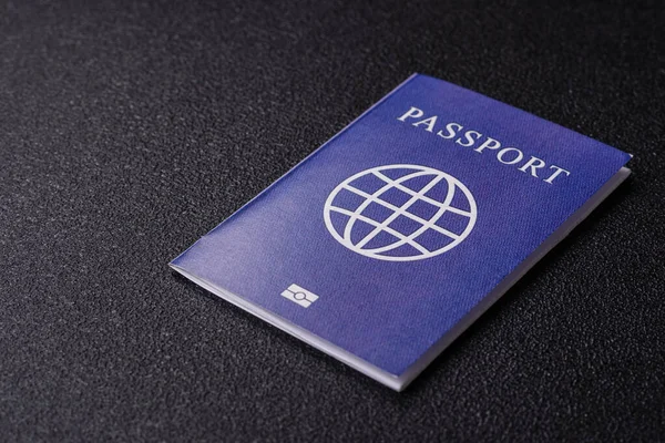 Yurtdışına seyahat, seyahat ve seyahatler için yabancı vizeli bir pasaport. Tasarımınız için uluslararası bir pasaport