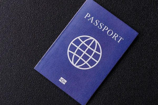 Yurtdışına seyahat, seyahat ve seyahatler için yabancı vizeli bir pasaport. Tasarımınız için uluslararası bir pasaport