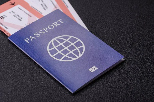 Yurtdışına seyahat, seyahat ve seyahatler için yabancı vizeli bir pasaport. Tasarımınız için uluslararası bir pasaport