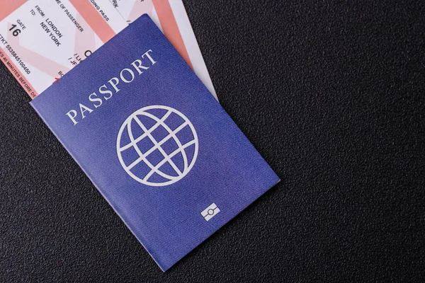 Yurtdışına seyahat, seyahat ve seyahatler için yabancı vizeli bir pasaport. Tasarımınız için uluslararası bir pasaport