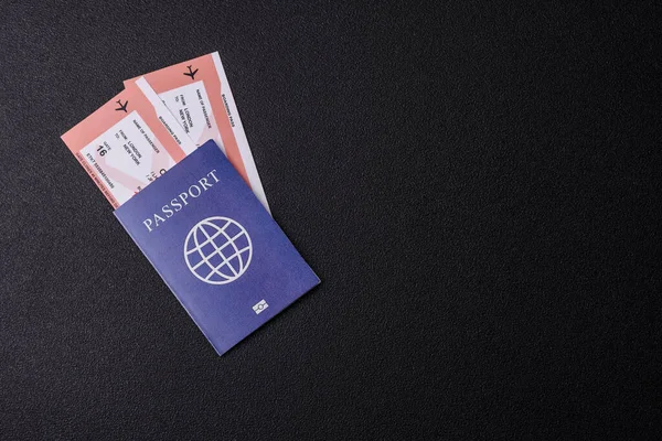 Yurtdışına seyahat, seyahat ve seyahatler için yabancı vizeli bir pasaport. Tasarımınız için uluslararası bir pasaport
