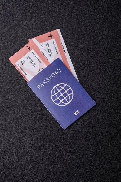 Yurtdışına seyahat, seyahat ve seyahatler için yabancı vizeli bir pasaport. Tasarımınız için uluslararası bir pasaport