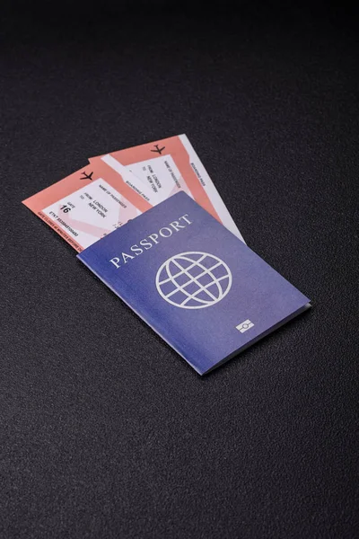 Yurtdışına seyahat, seyahat ve seyahatler için yabancı vizeli bir pasaport. Tasarımınız için uluslararası bir pasaport