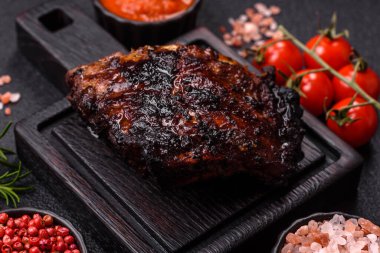 Izgara ya da ızgara domuz eti ya da biftek, kırmızı soslu et, yemek masası için hazır. Tasarımınız için ızgara kaburga.