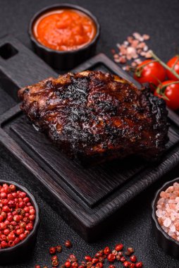 Izgara ya da ızgara domuz eti ya da biftek, kırmızı soslu et, yemek masası için hazır. Tasarımınız için ızgara kaburga.