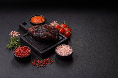 Izgara ya da ızgara domuz eti ya da biftek, kırmızı soslu et, yemek masası için hazır. Tasarımınız için ızgara kaburga.