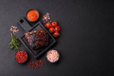 Izgara ya da ızgara domuz eti ya da biftek, kırmızı soslu et, yemek masası için hazır. Tasarımınız için ızgara kaburga.