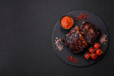 Izgara ya da ızgara domuz eti ya da biftek, kırmızı soslu et, yemek masası için hazır. Tasarımınız için ızgara kaburga.