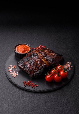 Izgara ya da ızgara domuz eti ya da biftek, kırmızı soslu et, yemek masası için hazır. Tasarımınız için ızgara kaburga.
