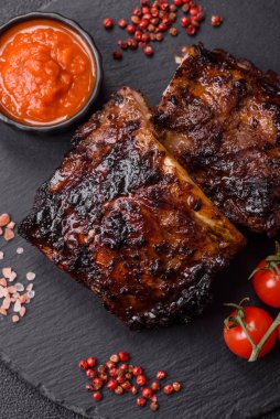 Izgara ya da ızgara domuz eti ya da biftek, kırmızı soslu et, yemek masası için hazır. Tasarımınız için ızgara kaburga.