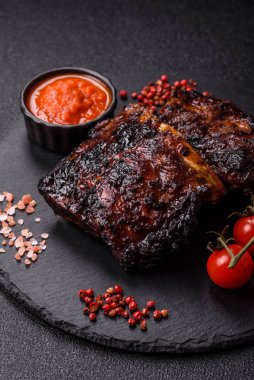 Izgara ya da ızgara domuz eti ya da biftek, kırmızı soslu et, yemek masası için hazır. Tasarımınız için ızgara kaburga.