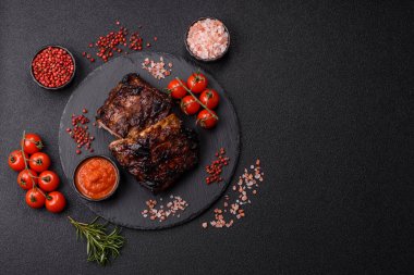Izgara ya da ızgara domuz eti ya da biftek, kırmızı soslu et, yemek masası için hazır. Tasarımınız için ızgara kaburga.
