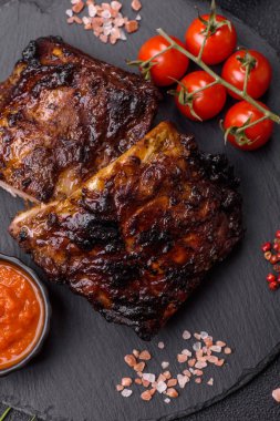 Izgara ya da ızgara domuz eti ya da biftek, kırmızı soslu et, yemek masası için hazır. Tasarımınız için ızgara kaburga.