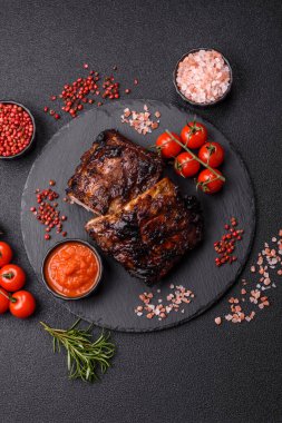 Izgara ya da ızgara domuz eti ya da biftek, kırmızı soslu et, yemek masası için hazır. Tasarımınız için ızgara kaburga.