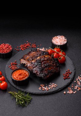 Izgara ya da ızgara domuz eti ya da biftek, kırmızı soslu et, yemek masası için hazır. Tasarımınız için ızgara kaburga.