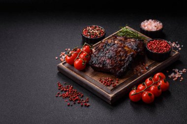 Izgara ya da ızgara domuz eti ya da biftek, kırmızı soslu et, yemek masası için hazır. Tasarımınız için ızgara kaburga.