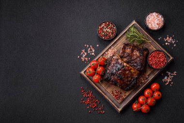 Izgara ya da ızgara domuz eti ya da biftek, kırmızı soslu et, yemek masası için hazır. Tasarımınız için ızgara kaburga.