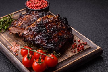 Izgara ya da ızgara domuz eti ya da biftek, kırmızı soslu et, yemek masası için hazır. Tasarımınız için ızgara kaburga.