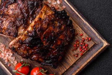 Izgara ya da ızgara domuz eti ya da biftek, kırmızı soslu et, yemek masası için hazır. Tasarımınız için ızgara kaburga.
