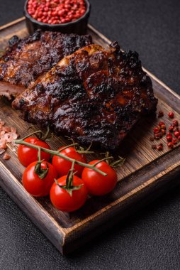 Izgara ya da ızgara domuz eti ya da biftek, kırmızı soslu et, yemek masası için hazır. Tasarımınız için ızgara kaburga.