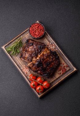 Izgara ya da ızgara domuz eti ya da biftek, kırmızı soslu et, yemek masası için hazır. Tasarımınız için ızgara kaburga.
