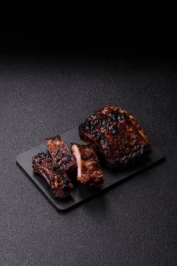 Izgara ya da ızgara domuz eti ya da biftek, kırmızı soslu et, yemek masası için hazır. Tasarımınız için ızgara kaburga.