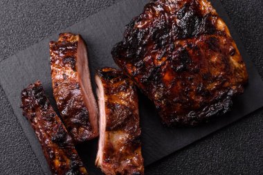 Izgara ya da ızgara domuz eti ya da biftek, kırmızı soslu et, yemek masası için hazır. Tasarımınız için ızgara kaburga.
