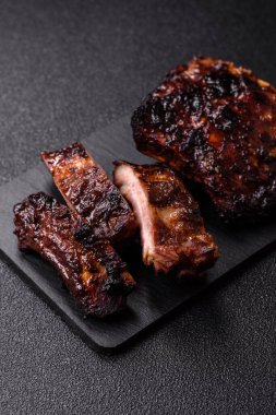Izgara ya da ızgara domuz eti ya da biftek, kırmızı soslu et, yemek masası için hazır. Tasarımınız için ızgara kaburga.