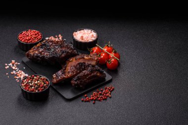 Izgara ya da ızgara domuz eti ya da biftek, kırmızı soslu et, yemek masası için hazır. Tasarımınız için ızgara kaburga.