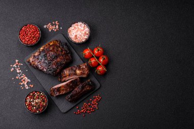 Izgara ya da ızgara domuz eti ya da biftek, kırmızı soslu et, yemek masası için hazır. Tasarımınız için ızgara kaburga.