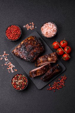 Izgara ya da ızgara domuz eti ya da biftek, kırmızı soslu et, yemek masası için hazır. Tasarımınız için ızgara kaburga.