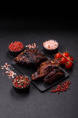 Izgara ya da ızgara domuz eti ya da biftek, kırmızı soslu et, yemek masası için hazır. Tasarımınız için ızgara kaburga.