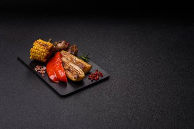 Mısır, dolmalık biber, kabak ve ızgara mantar gibi sebzelerin yanı sıra yemek masası için tuz ve baharat. Tasarımınız için yiyecek olarak ızgara sebze.