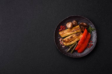 Mısır, dolmalık biber, kabak ve ızgara mantar gibi sebzelerin yanı sıra yemek masası için tuz ve baharat. Tasarımınız için yiyecek olarak ızgara sebze.