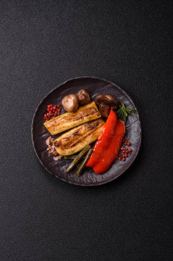 Mısır, dolmalık biber, kabak ve ızgara mantar gibi sebzelerin yanı sıra yemek masası için tuz ve baharat. Tasarımınız için yiyecek olarak ızgara sebze.