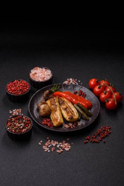 Mısır, dolmalık biber, kabak ve ızgara mantar gibi sebzelerin yanı sıra yemek masası için tuz ve baharat. Tasarımınız için yiyecek olarak ızgara sebze.