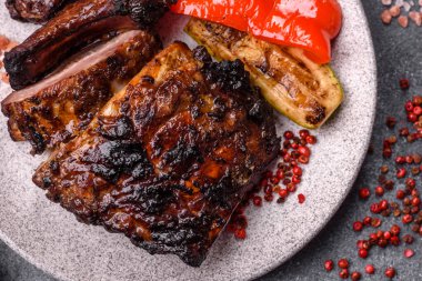 Izgara ya da ızgara domuz eti ya da biftek, kırmızı soslu et, yemek masası için hazır. Tasarımınız için ızgara kaburga.
