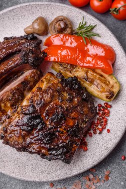 Izgara ya da ızgara domuz eti ya da biftek, kırmızı soslu et, yemek masası için hazır. Tasarımınız için ızgara kaburga.