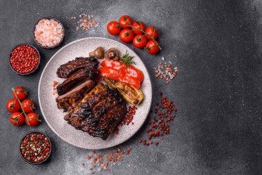 Izgara ya da ızgara domuz eti ya da biftek, kırmızı soslu et, yemek masası için hazır. Tasarımınız için ızgara kaburga.