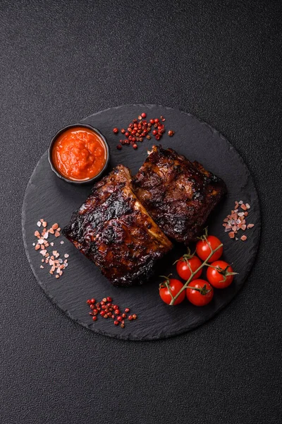 Izgara ya da ızgara domuz eti ya da biftek, kırmızı soslu et, yemek masası için hazır. Tasarımınız için ızgara kaburga.