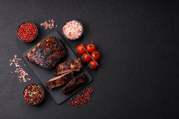 Izgara ya da ızgara domuz eti ya da biftek, kırmızı soslu et, yemek masası için hazır. Tasarımınız için ızgara kaburga.