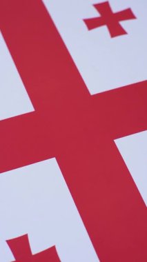 Gürcistan, bağımsızlık ve özgürlüğün sembolü olarak kırmızı ve beyaz bayrak. Tasarımınız için arka plan olarak Gürcistan bayrağı