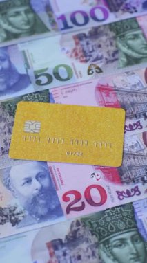 Bir terminal ya da internet üzerinden ulaşılamayan nakit ödemeler için bir kredi kartı. Finansal geçmiş için kredi kartı