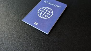 Yurtdışına seyahat, seyahat ve seyahatler için yabancı vizeli bir pasaport. Uluslararası pasaport