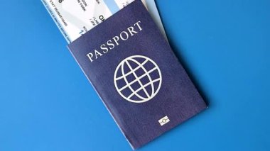 Yurtdışına seyahat, seyahat ve seyahatler için yabancı vizeli bir pasaport. Uluslararası pasaport