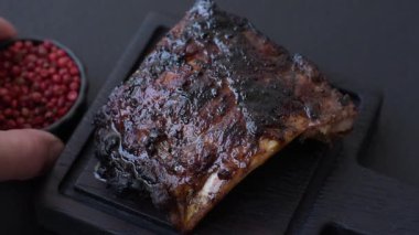 Izgara ya da ızgara domuz eti ya da biftek, kırmızı soslu et, yemek masası için hazır. Tasarımınız için ızgara kaburga.
