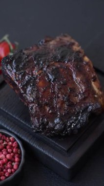 Izgara ya da ızgara domuz eti ya da biftek, kırmızı soslu et, yemek masası için hazır. Tasarımınız için ızgara kaburga.